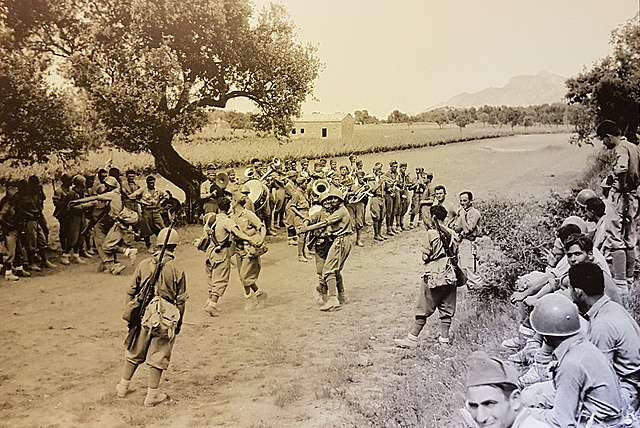 Los primeros soldados italianos, enviados por Mussolini, llegan a para ayudar a las fuerzas franquistas.