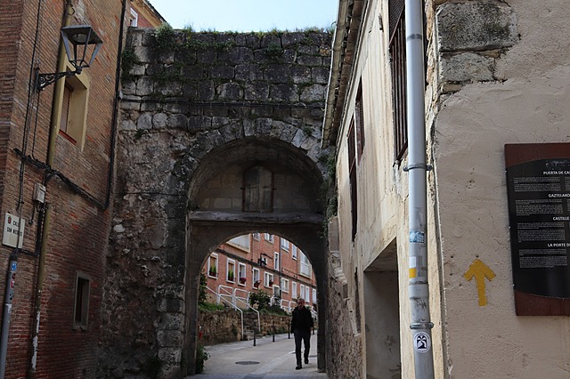 Gaztelako atearen suntsiketa