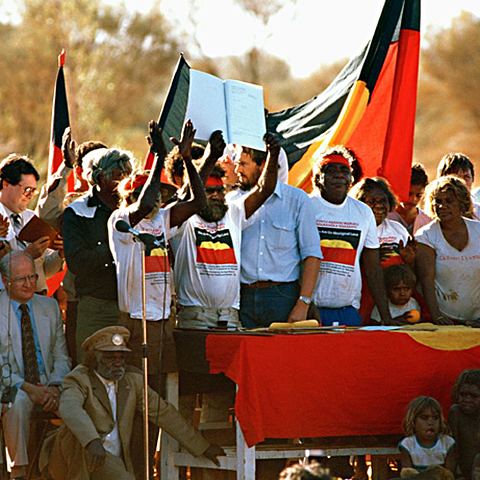 1985: Uluru handed back to traditional owners.