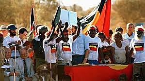 Uluru handed back to traditional owners