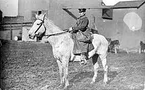 First American educational institution to offer correspondence courses.