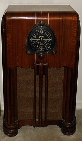 First courses broadcasted over the radio