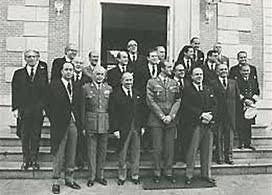 Crisis parcial del gobierno con salida de los aperturistas.