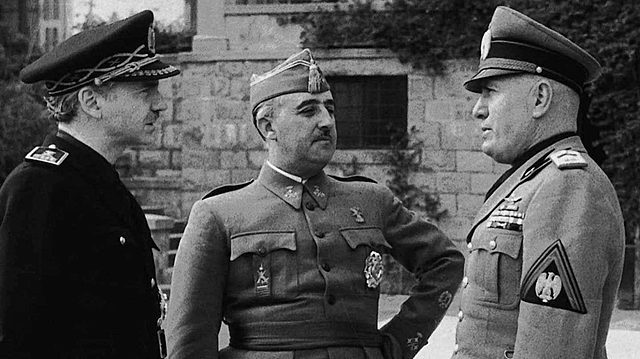 Los primeros soldados italianos, enviados por Mussolini, llegan para ayudar a las fuerzas franquistas