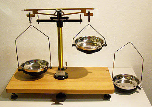 Galileo makes the hydrostatic balance