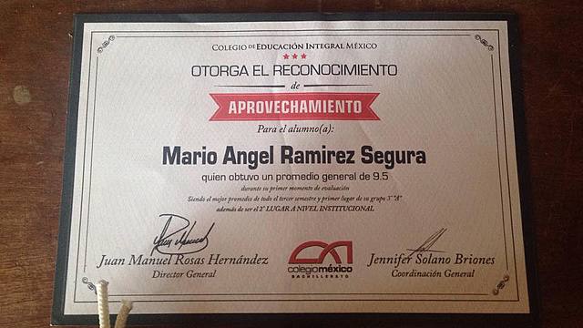 Obtuve el primer lugar en promedio del tercer semestre y el segundo lugar a nivel institucional.