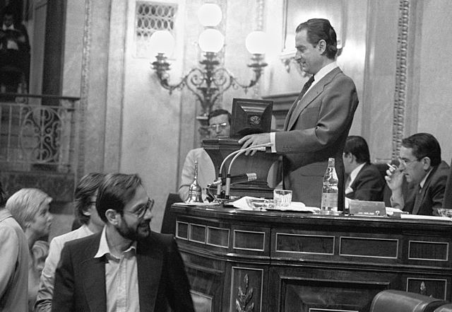 Se aprueba la ley del divorcio.