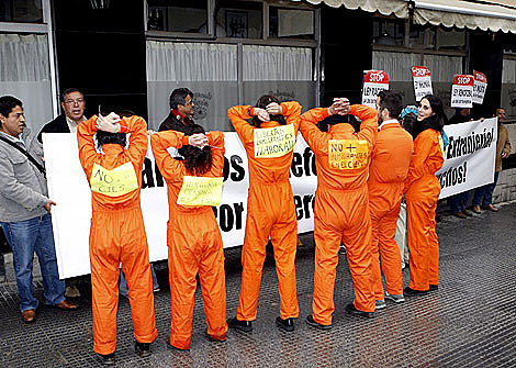 En España, entra en vigor la nueva ley de Extranjería.