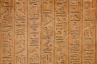 Aparece la escritura pictográfrica