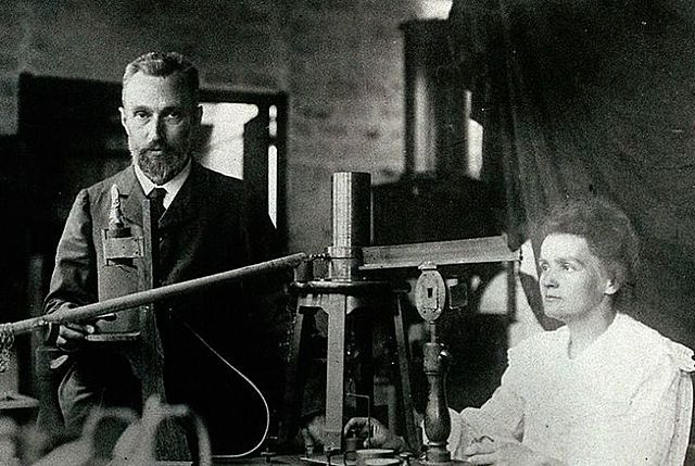 M. Curie descubren Po y Ra empleando el primer método radioquímico
