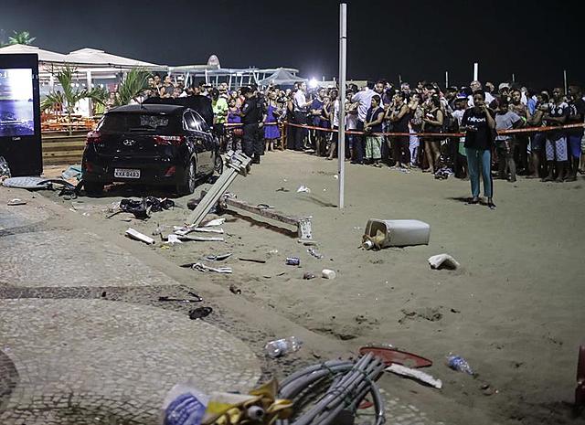 Carro invade calçadão da Av. Atlântica