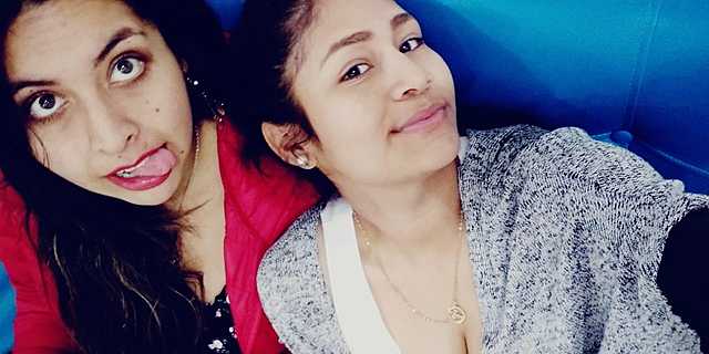 MI AMIGA AMIGA ACOMPAÑÁNDOME A LA CASA