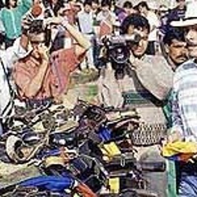 Timeline: El 9 de marzo de 1990 se firmó el acuerdo de paz.Pizarro fue asesinado el 26 de abril de 1990 mientras viajaba en un avión de Avianca. Era candidato presidencial por la que fuera la Alianza Democrática&nbsp;M-19, movimiento político &nbsp;tras su desmovilización.