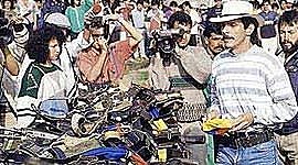 Timeline: El 9 de marzo de 1990 se firmó el acuerdo de paz.Pizarro fue asesinado el 26 de abril de 1990 mientras viajaba en un avión de Avianca. Era candidato presidencial por la que fuera la Alianza Democrática&nbsp;M-19, movimiento político &nbsp;tras su desmovilización.