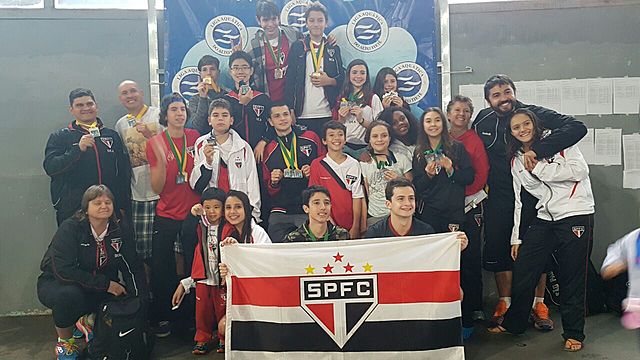 ENTREI NO TREINO DE NATAÇÃO