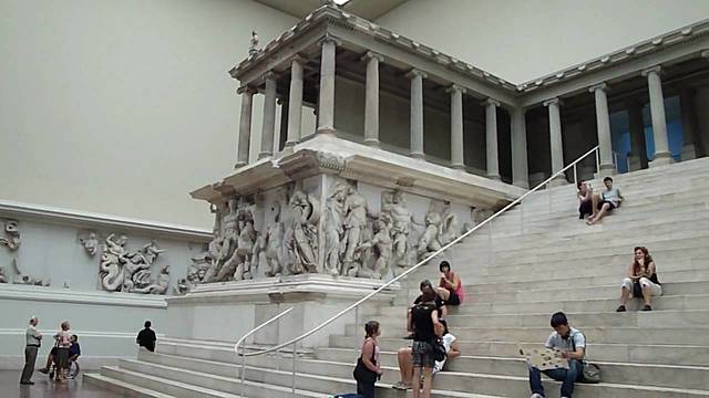 ALTAR DE LA CIUDAD DE PERGAMO. A principios del reinado de Eumenes II (197-159 a.d.C.), se llevó a cabo la construcción de uno de los monumentos más impresionantes de la Antigüedad: el conocido como Altar de Pérgamo.