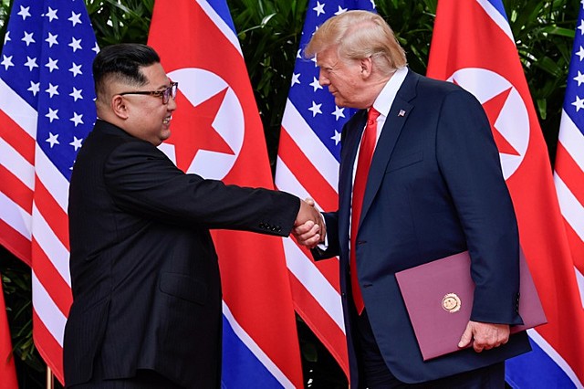 Donald Trump e Kim Jong-un fazem reunião de cúpula