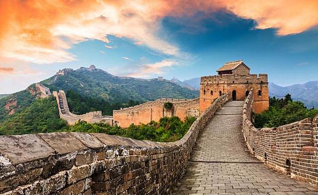 CHINA INICIA LA CONSTRUCCIÓN DE LA MURALLA CHINA