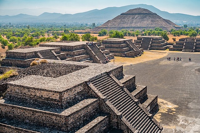 TEOTIHUACAN. 150 a. C. (aprox): en el corazón de Mesoamérica, una civilización desconocida (no olmeca, ni tolteca) funda la ciudad de Teotihuacan.