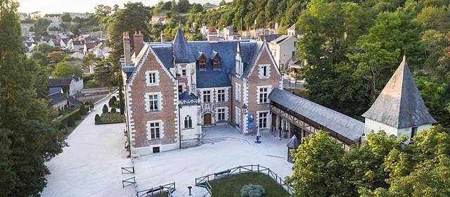 Se traslada a Francia