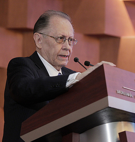 Fernando Solana Morales  al frente de la SEP