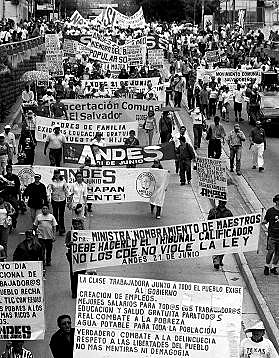 Las maestras y maestros organizaron una huelga