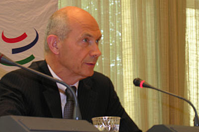 Pascal Lamy tiene que suspender las negociaciones en Ginebra.
