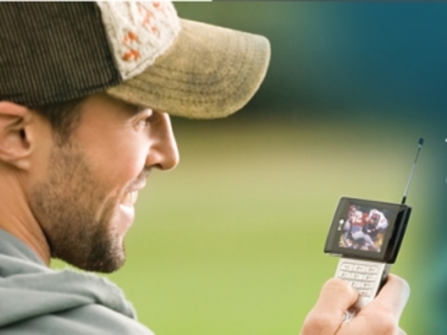 Nuevos celulares reciben señal de TV gratuitaLos aparatos de "TVD Móvil" (televisión digital móvil) serán distribuidos en el segundo trimestre en la zona de Washington para que sean probados por los consumidores. Los presentarán esta semana en las Vegas