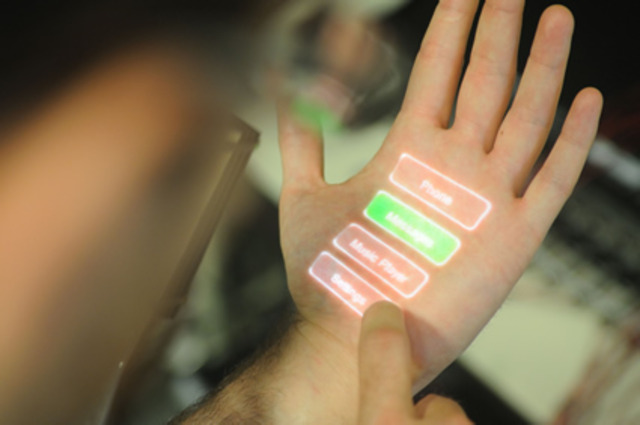 Skinput, se compone de un proyector minúsculo que está incrustado en un brazalete y un detector acústico integrado en el mismo dispositivo. El proyector se encarga de emitir imágenes (como un teclado, un menú u otros gráficos) sobre la piel