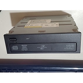 Dispositivos multimedia a las computadoras (lectores de CDs).