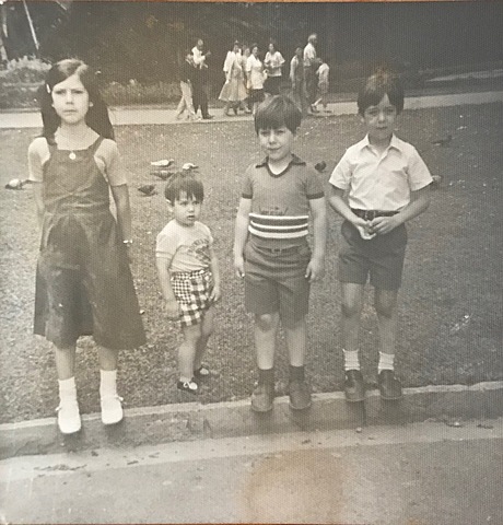 Su hija y sus 3 hijos