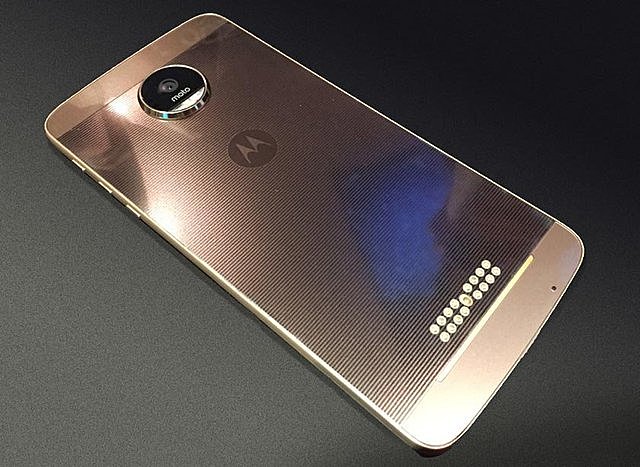 The Samsung Galaxy S7 is a high-end mobile with premium design, manufactured on a metal casing covered with a layer of glass. In addition, the Galaxy S7 is submersible in water (up to 1.5 meters and 30 minutes) to have IP68 certification.