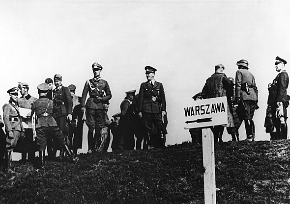 Hitler ordena a invasão da Polónia.