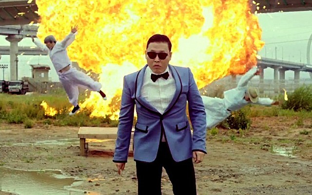 Psy envia pro YouTube a música Gangnam Style, que seria o primeiro vídeo do YouTube a atingir 1 bilhão de acessos.