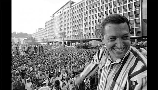 Hugo Chávez gana por primera vez las elecciones presidenciales.