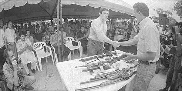 CESAR GAVIRIA INICIA DIALOGOS CON LAS FARC Y EL ELN Y SE DESMOVILIZA EL EPL