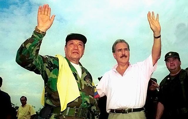 El gobierno de Pastrana acercarse al lider de la guerrilla alias "Tirofijo" para entablar una mesa de negociaciones