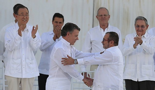 Las FARC firman los acuerdos de paz