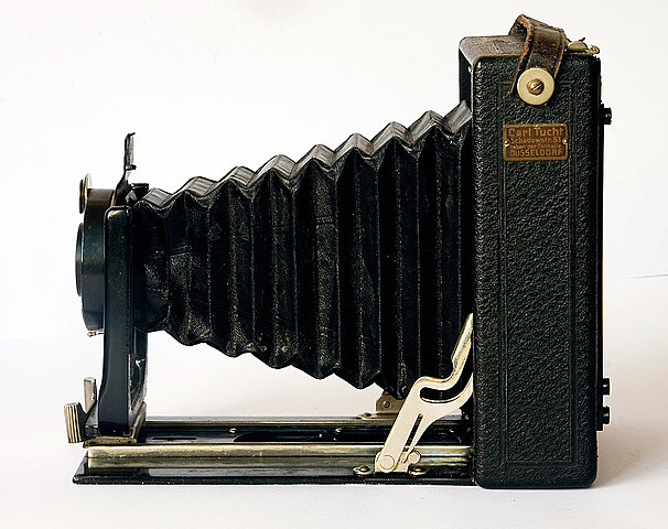 Creación de la primera cámara fotográfica