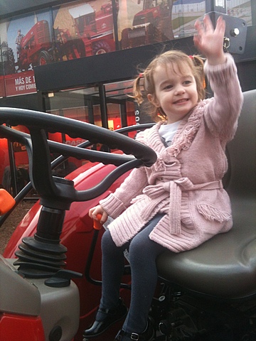 manejando un tractor