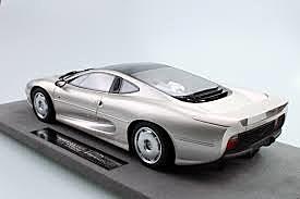 Первого января 1990 года Ford официально стал владельцем Jaguar Cars. В 1996 году на свет появилась модель XK8, воплотившая лучшие черты марки.