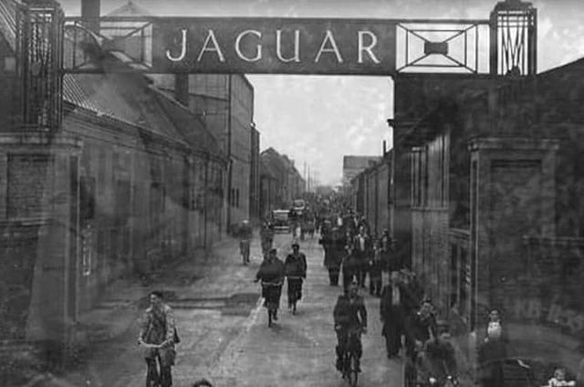 Это история бренда, которая началась в 1922 году с основания предприятия по производству мотоколясок Swallow Sidecar. Свежие яркие модели Swallow пользовались огромным успехом.