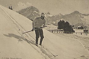 Duhamel descend une piste skis aux pieds