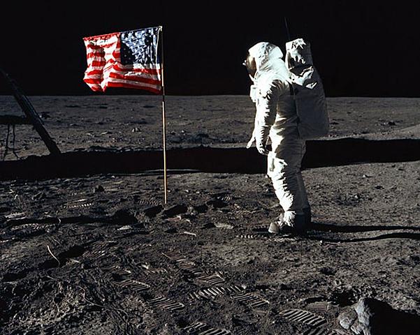 El hombre pisa la luna