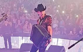 a que edad empeso a cantar