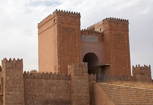 Se funda la biblioteca de Nínive con más de 22000 tablillas de arcilla.