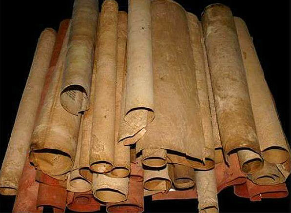 Surge el pergamino, soporte de escritura hecho a base de pieles curtidas.