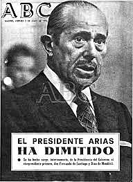 Dimisión de Arias Navarro.