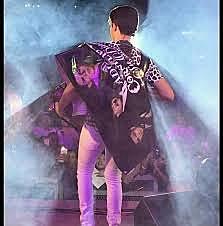 que hace cuando va de jira