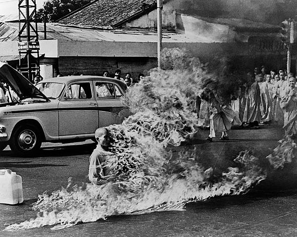 Vietnam Buddhist lights himself on fire